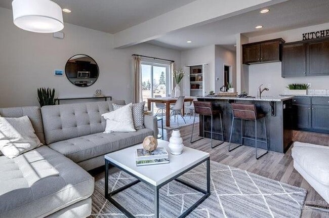 Foto del edificio - Newer SE 3 Bdrm House, All Appliances incl W/D, Air Cond, Community Pool, Double Garage