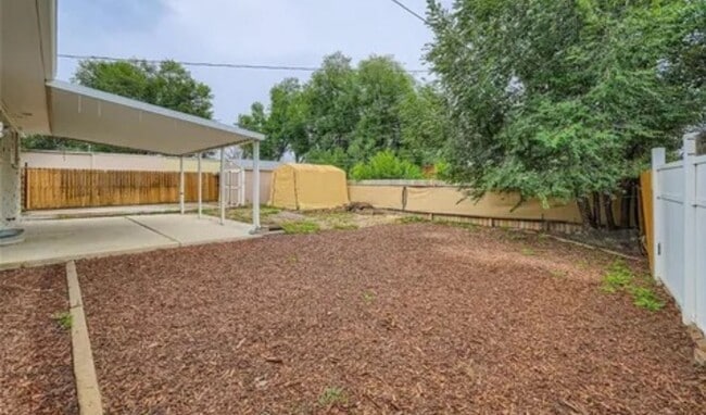 Photo - Spacious 5 bedroom, 2 ba, large basement with additional kitchen & private entry House