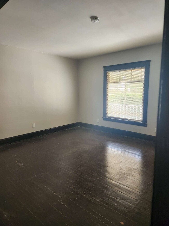 Building Photo - "2-Bedroom Duplex Downstairs Unit -Perfect...