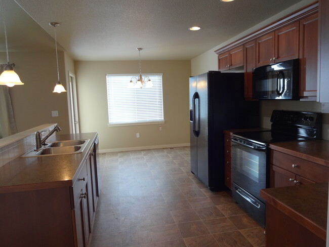 Kitchen and dining area - 487 Heritage Ln