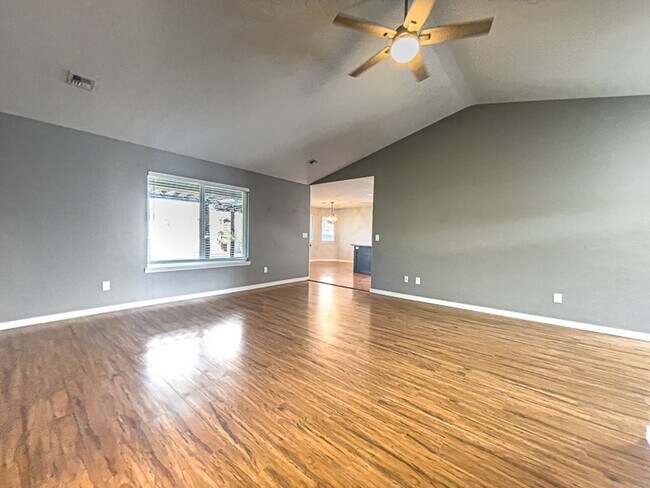 Foto del edificio - Beautiful SW Medford home in quiet neighborhood 3 car garage