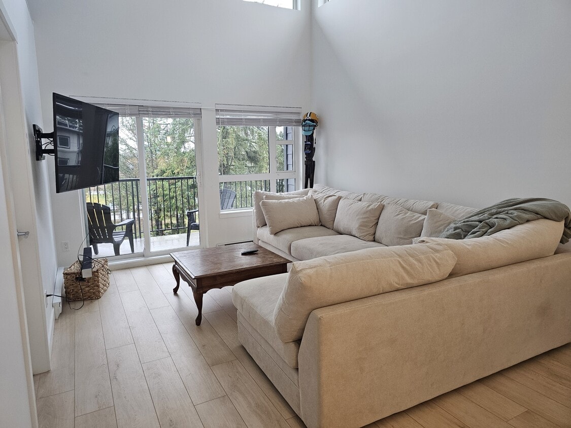 Primary Photo - 22562-22121 121 Ave