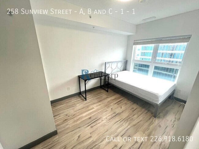 Building Photo - 258 Sunview St