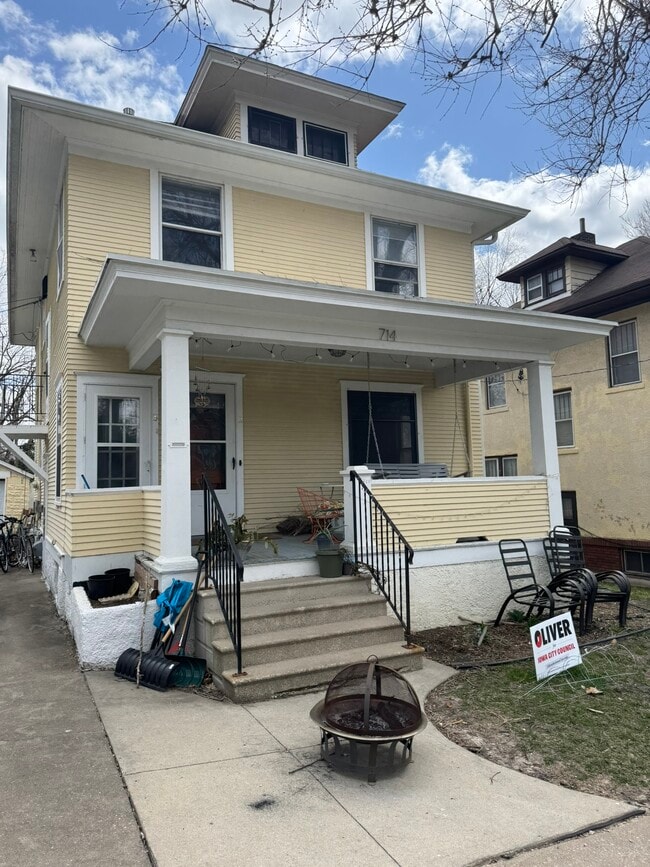 Building Photo - 714 N Van Buren St