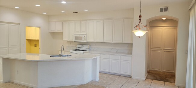 Foto del edificio - Natomas Park 5 bedroom 3 full bath home av...