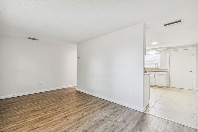 Building Photo - 5314 E Columbus Dr