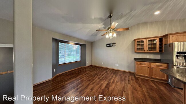 Building Photo - 4 br, 3 bath House - 417 N. Whitni Lane