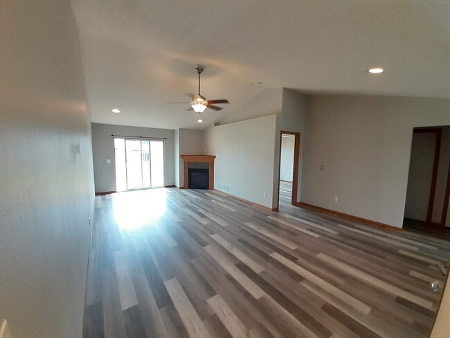 Building Photo - 1877 Goose Lake Cir