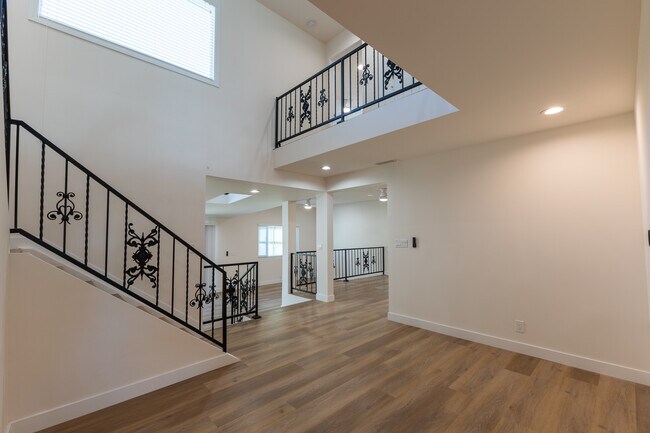 Entrada - 10342 Dempsey Ave