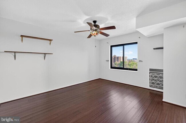 Foto del edificio - 307 Yoakum Pkwy