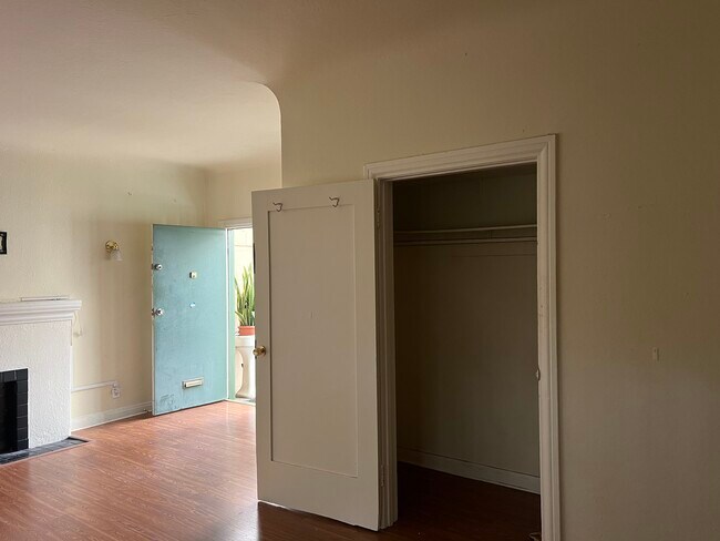 Building Photo - 908 N Martel Ave
