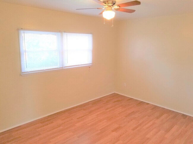 Building Photo - 1075 E Oakland Ave