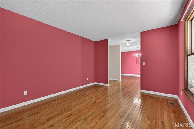 Building Photo - Welcome home to comfort and convenience in St. Peters!