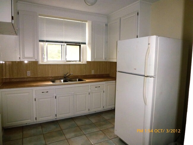 Building Photo - LARGE PREMIUM UNIT IN QUIET RENOVATED BUIL...