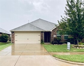 Building Photo - 312 Hawthorn Dr