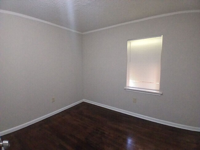 Foto del edificio - Renovated 2 Bdrm 1 Bath | Duplex | Open to Section 8 | $99 Move In Special