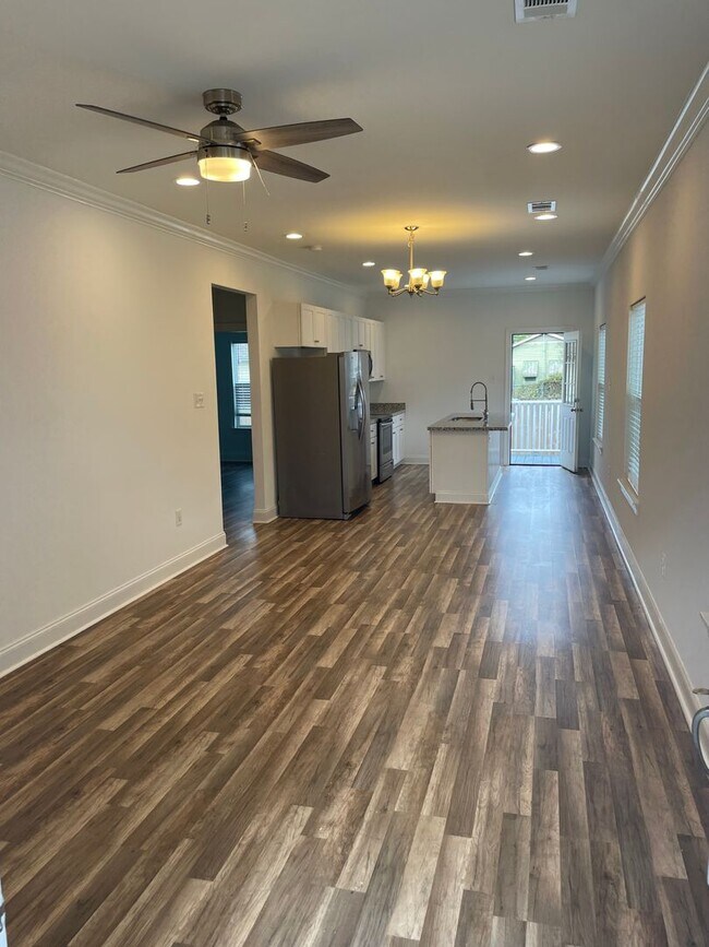 Foto del edificio - Renovated 2BD/1BA with Driveway and Backyard!