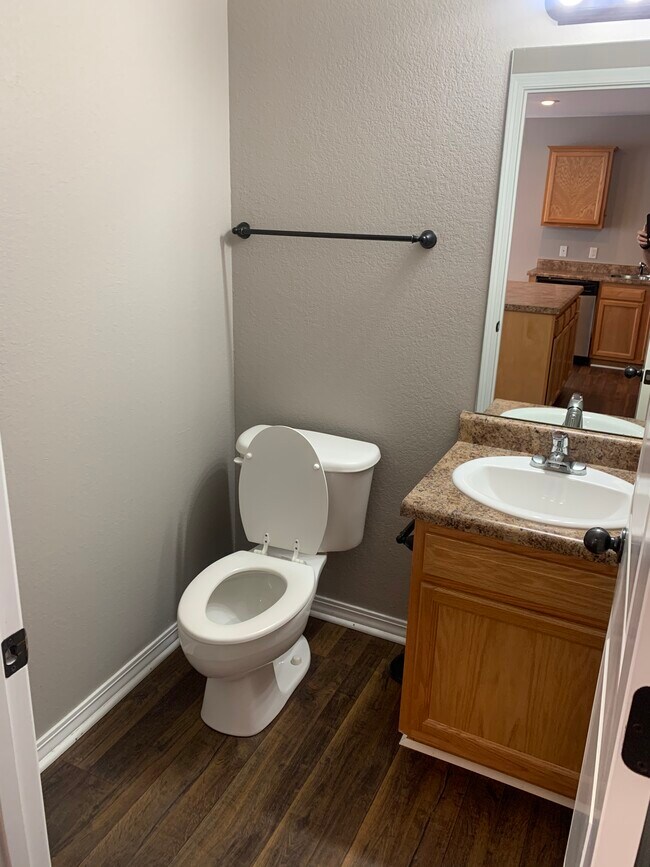 Medio baño en la sala de estar. - 2874 W Lakewood Dr