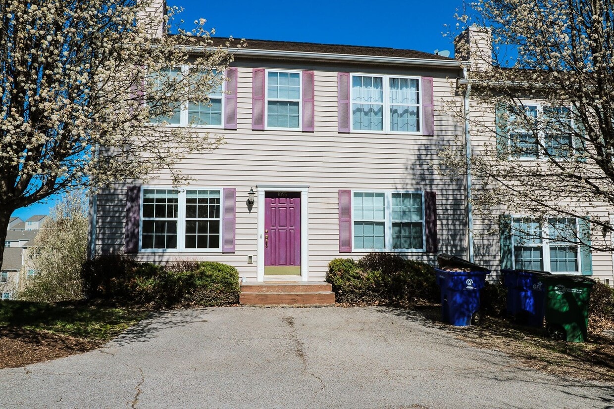 Photo - 1055 Oak Tree | 3 Bed 2 Bath Townhome | End Unit | August 13th
