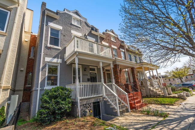 Foto del edificio - Recently Renovated Row House - H St Corrid...