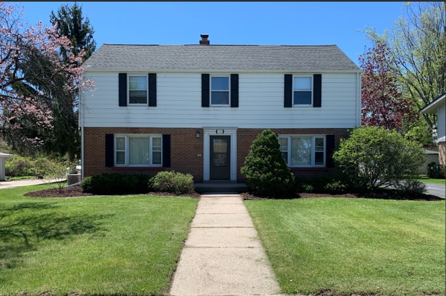 Building Photo - 223 W Decorah Rd