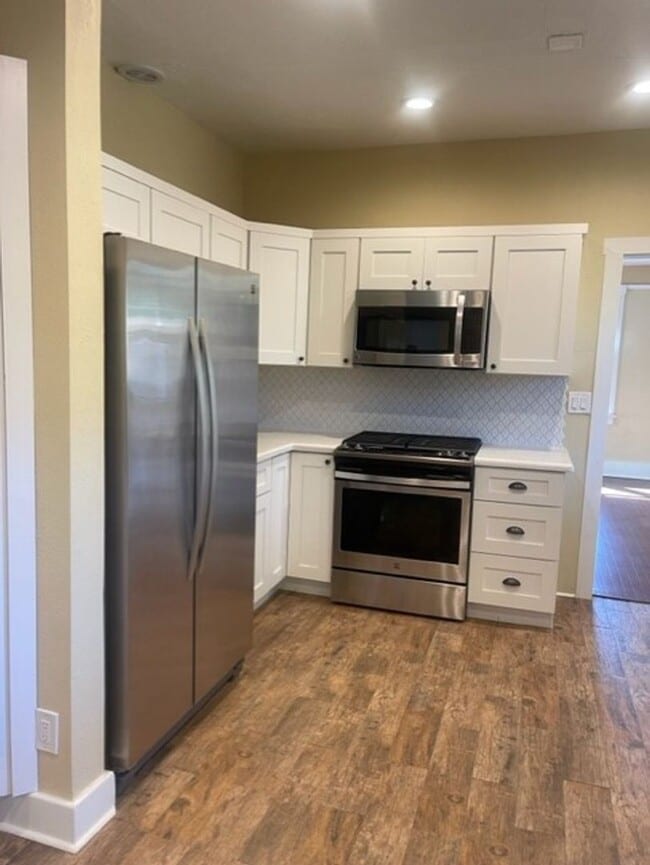 Building Photo - Coming Nov 1st - 3 Bedroom 2 Bath home in ...