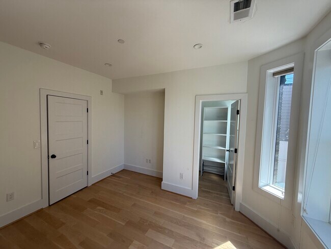 Dormitorio principal (incluye vestidor) - 211 Florida Ave NW