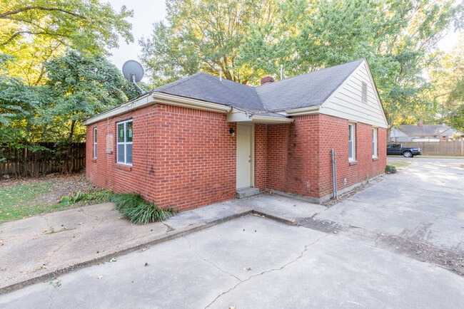Building Photo - 586 Sharon Dr