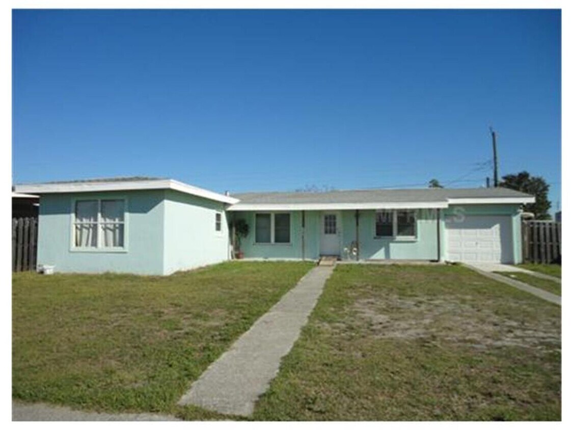 Foto principal - $1,100 ** Annual Lease ** 2 Bedroom / 1 Ba...