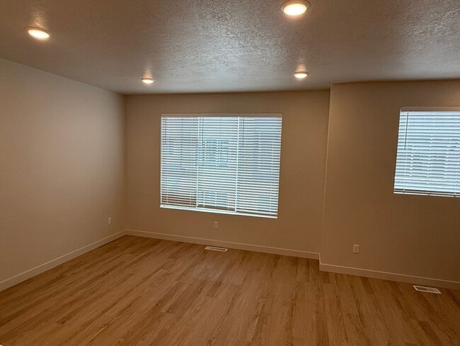 Building Photo - Beautiful townhome, construction just completed, 2 car garage, central air