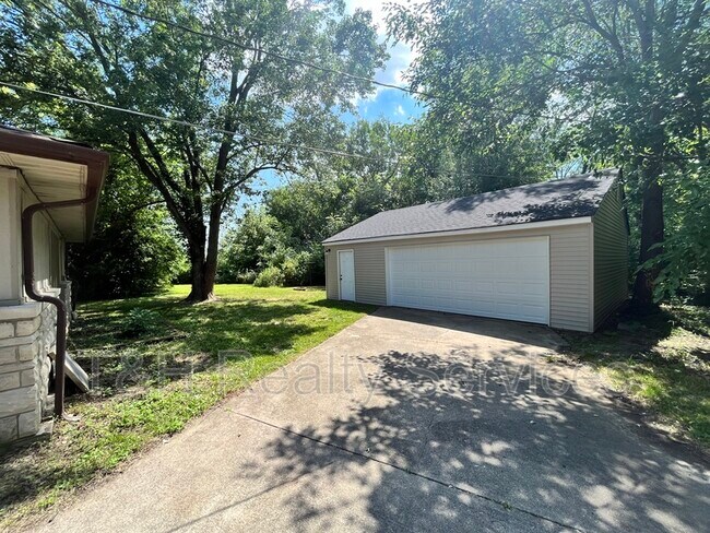 Building Photo - 1607 Costello Dr