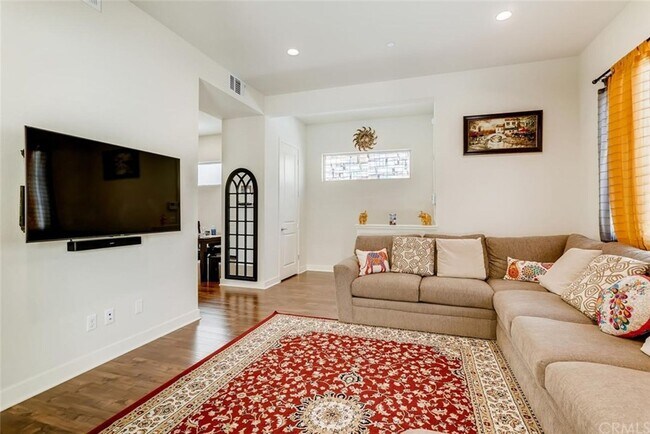 Building Photo - Stunning Tri Level Home in Great Park Community