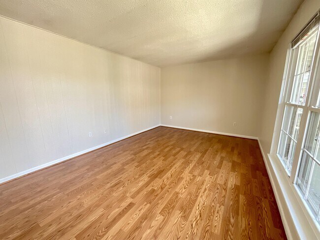 Building Photo - 867 Colony Dr