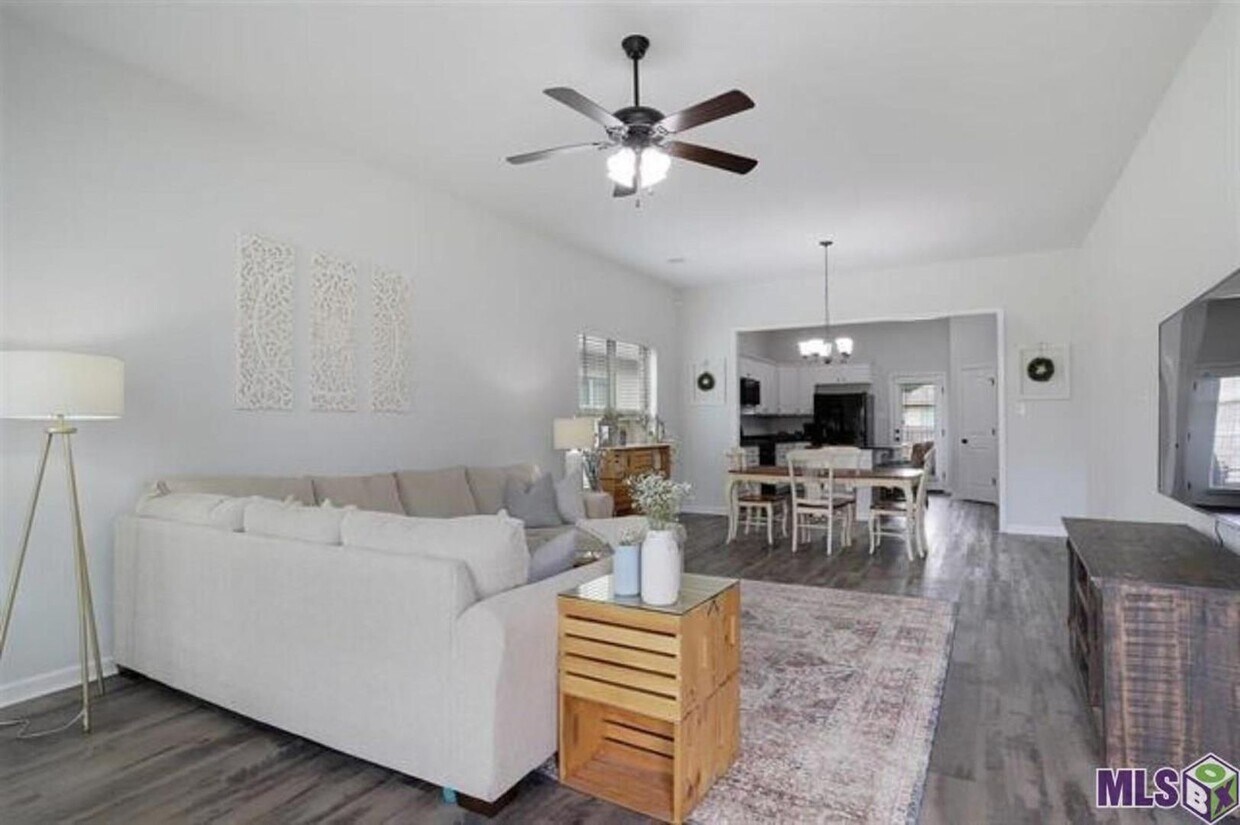 Foto principal - 4 Bedroom Home in Hunters Trace