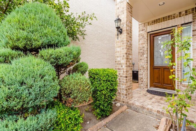 Building Photo - 10130 Holly Chase Dr