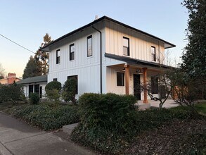 Building Photo - 1045 Oakway Rd