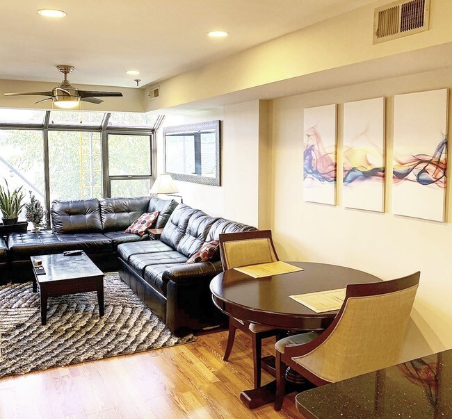Foto del edificio - 1029 N Stuart St