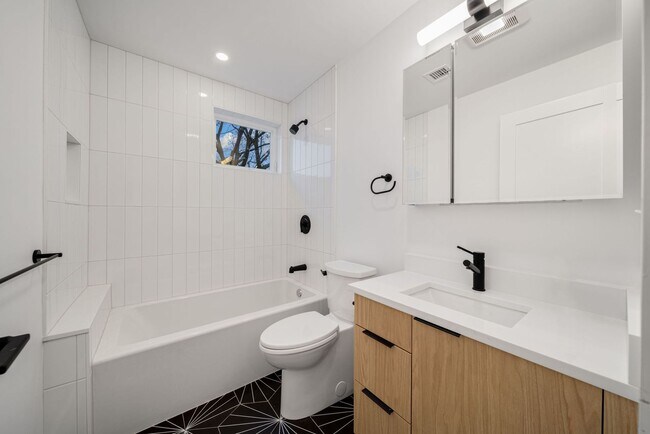 Building Photo - Newly Renovated - Central AC - Patio - Close to T