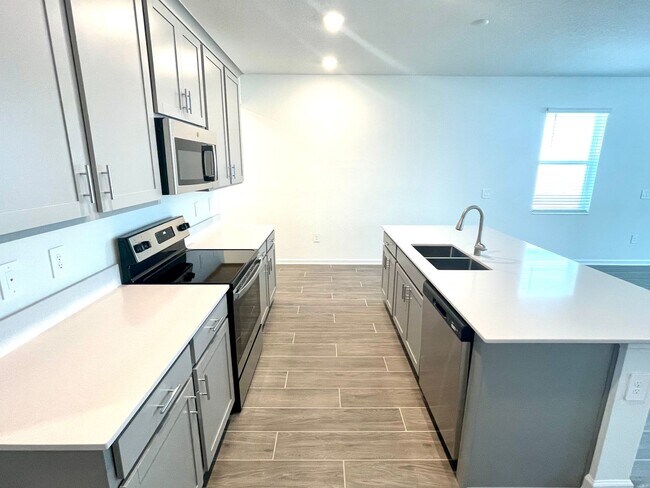 Foto del edificio - Two-Story 3 Bed, 2.5 Bath Home in the Desirable Tohoqua Community!