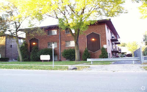 Primary Photo - 2050 Lilac Ln