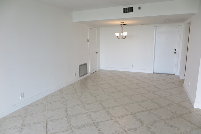 Building Photo - 5951 Wellesley Park Dr