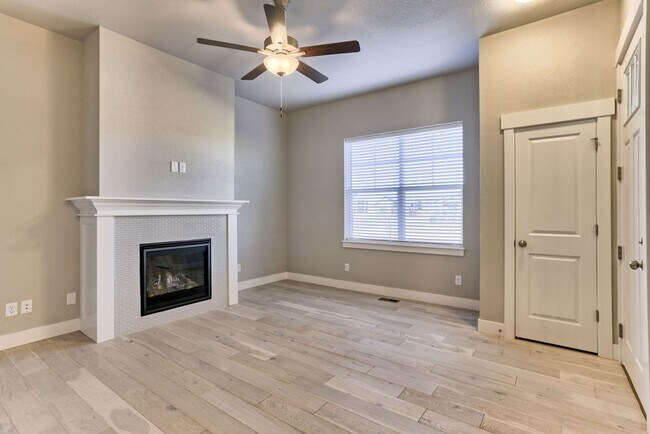 Foto del edificio - Beautiful 3 Bedroom 2 1/2 Bath Townhome in Loveland