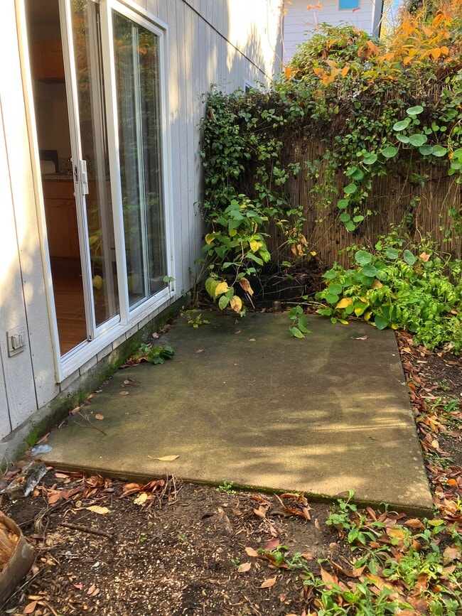 Foto del edificio - Townhouse, 1.5 bath, w/d in unit, private back patio, all dogs welcome!