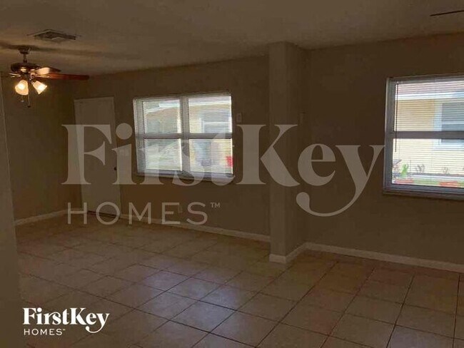 Foto del edificio - 800 SW 9th Ct