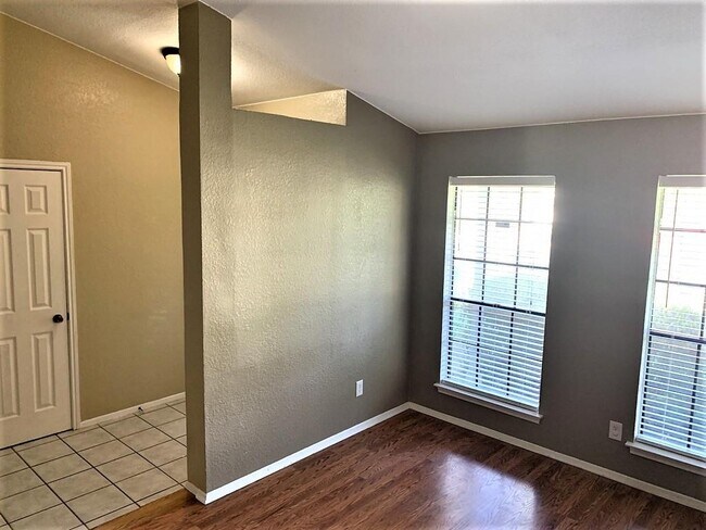 Building Photo - 1417 Charolais Dr