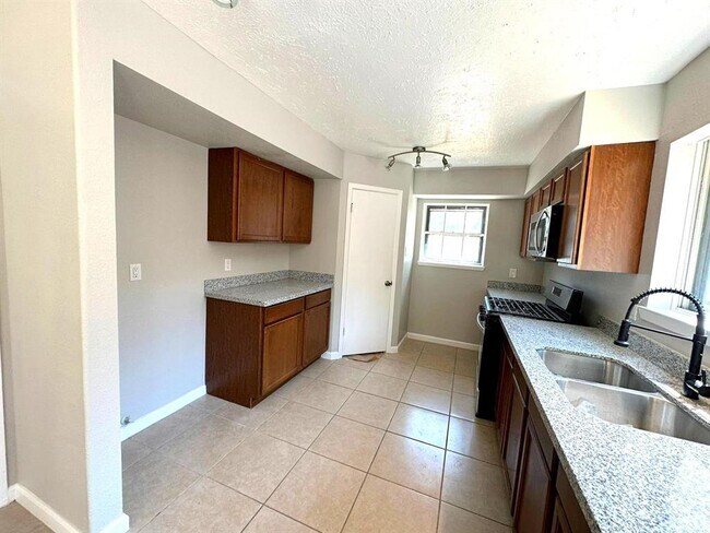 Building Photo - 18711 Long Trace Dr