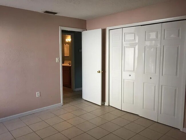 Building Photo - 1708 Ridgewood Ln