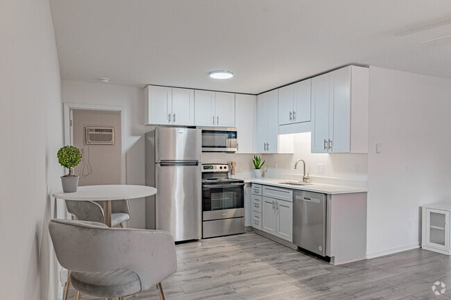 1BR, 1BA - 650SF - Kitchen - Brookfield at Lynndale