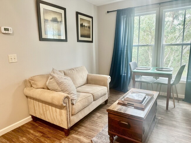 Building Photo - One Bedroom Apartment Available in The Heart of The Promenade!