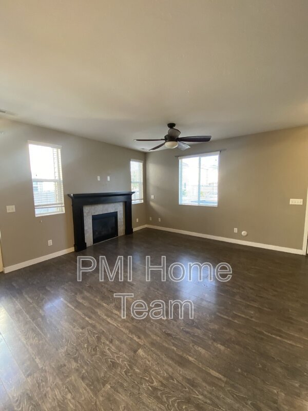 Foto del edificio - 972 Stonehaven Dr